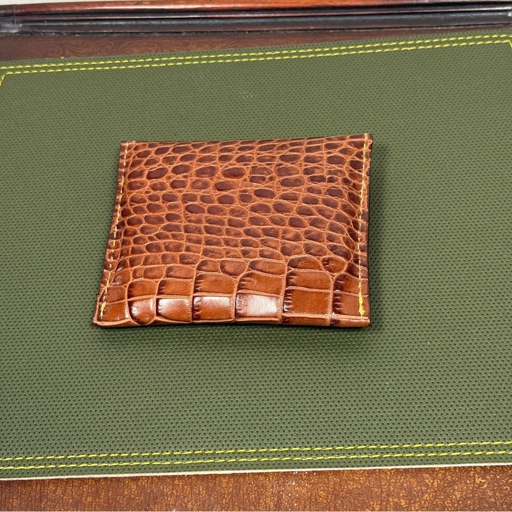 Elegant Brown Leather Crocodile-Embossed Wallet - Picture 2 of 7